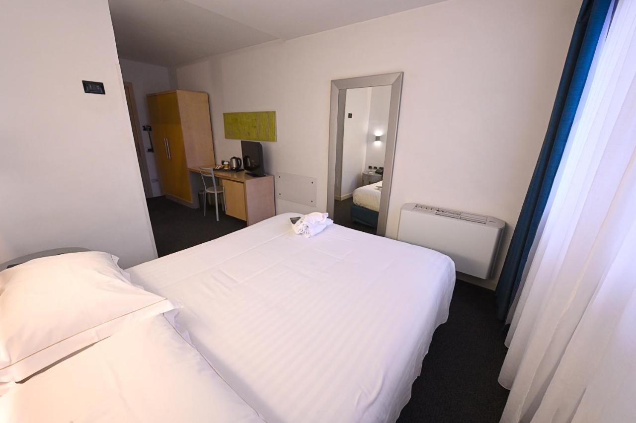 Mercure Palermo Centro Esterno foto